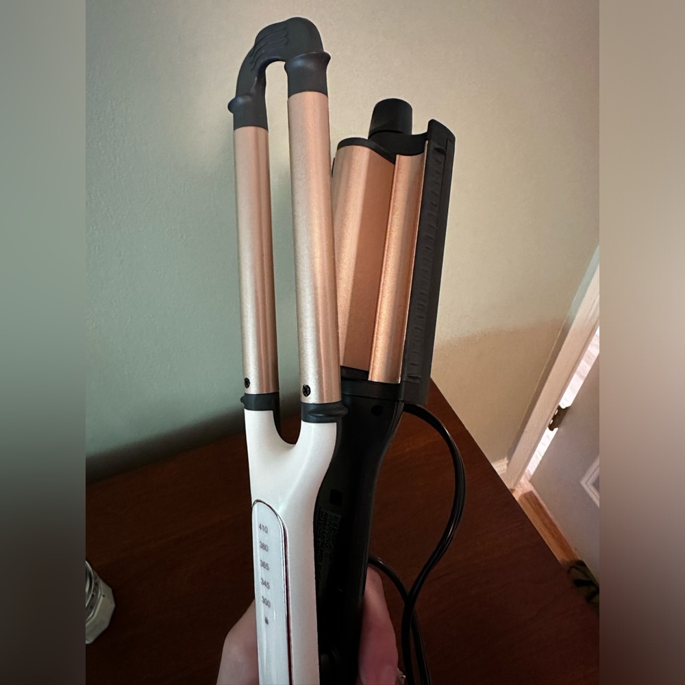 Like new, used once Remington hair crimper
